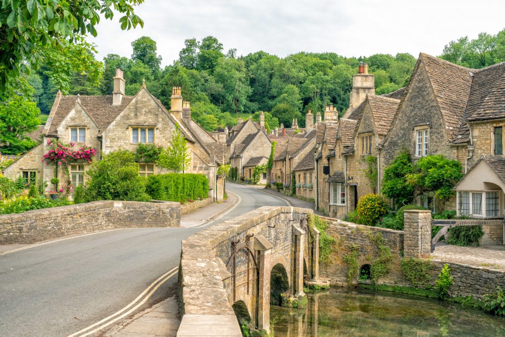 quaint street view in the cotswolds